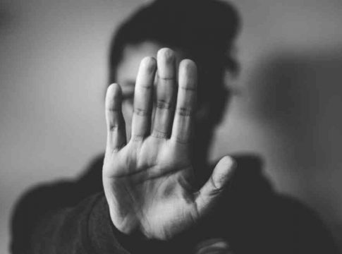Ενδοοικογενειακή βία: «Με κατάγματα στο πρόσωπο» η σύντροφος του δημοσιογράφου της ΕΡΤ