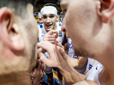 Ο αιμόφυρτος Ζούγρης: Δέχθηκε αγκωνιά στον προημιτελικό με την Λιθουανία (vid)