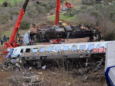 Άρση απορρήτου επικοινωνιών Τριαντόπουλου και Αγοραστού ζητούν συγγενείς θυμάτων για το μπάζωμα στα Τέμπη