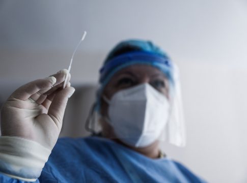 Κορονοϊός: Αύξηση της κυκλοφορίας και των εισαγωγών – Ακόμα 22 θάνατοι
