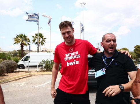 Χαμός στο ΣΕΦ για την επιστροφή του Βεζένκοφ (vids, pics)