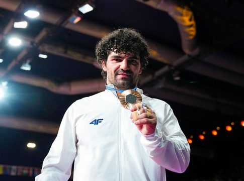 Η απονομή του χάλκινου μεταλλίου στον Τσελίδη (vid)