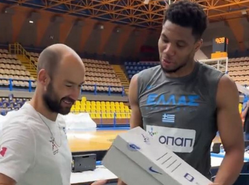 Το είπε και το έκανε η Γιάννης – Χάρισε παπούτσια σε όλη την Εθνική (vid)