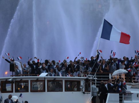 Η εκκωφαντική είσοδος της οικοδέσποινας Γαλλίας (vids)