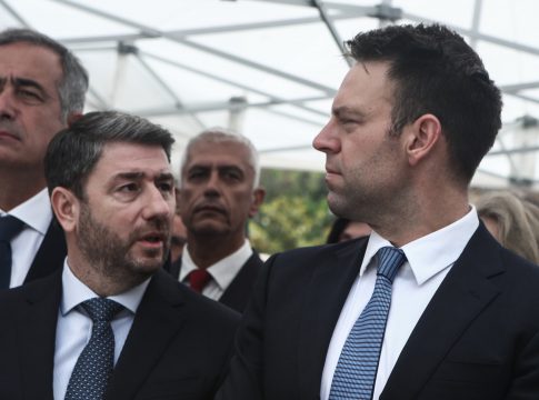 Η μάχη για την ηγεσία της Κεντροαριστεράς γίνεται έξω από το Μαξίμου