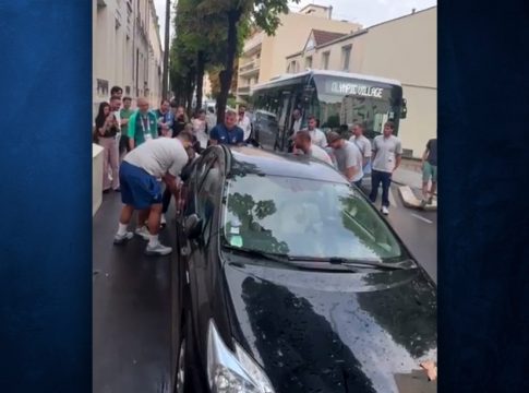Ολυμπιακοί Αγώνες: Η Εθνική πόλο… σήκωσε αυτοκίνητο για να περάσει το λεωφορείο της (vid)
