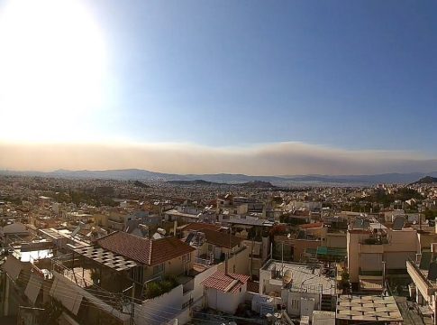Ο καπνός από τη φωτιά στην Εύβοια έχει καλύψει τον δυτικό ορίζοντα του Ν. Αττικής