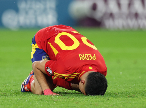 Σκληρό φάουλ του Κρόος και αναγκαστική αλλαγή ο Πέδρι (vid)