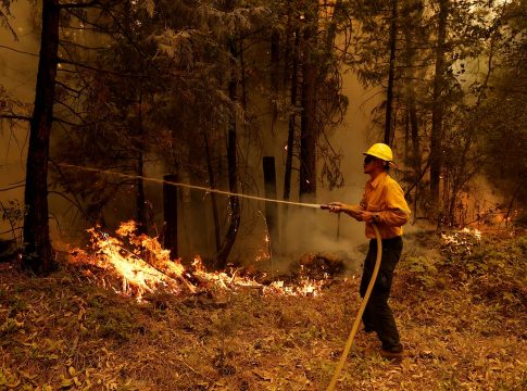Ανεξέλεγκτη μαίνεται η φωτιά στην Καλιφόρνια – Συνελήφθη ύποπτος για την πρόκληση της