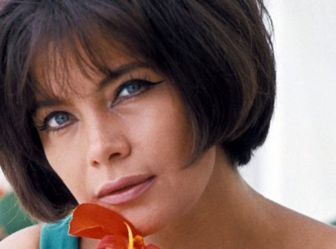 Χωρίς φίλτρα, πλαστικές, φώτοσοπ: Η ρετρό φώτο της Καρέζη με μαγιό αποδεικνύει ότι ήταν η πιο ωραία στην Ελλάδα