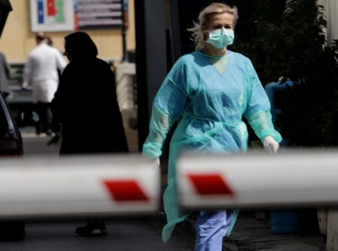 Κορωνοϊός: Αύξηση των κρουσμάτων εν μέσω καλοκαιριού – Σοβαρές ελλείψεις στα νοσοκομεία