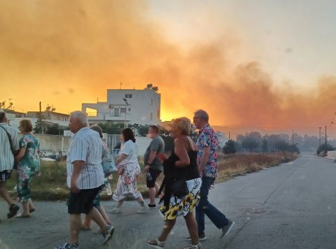 Δύσκολη νύχτα στη Κω – Απομακρύνονται κάτοικοι και τουρίστες από την Καρδάμαινα – Εκκενώνονται ξενοδοχεία