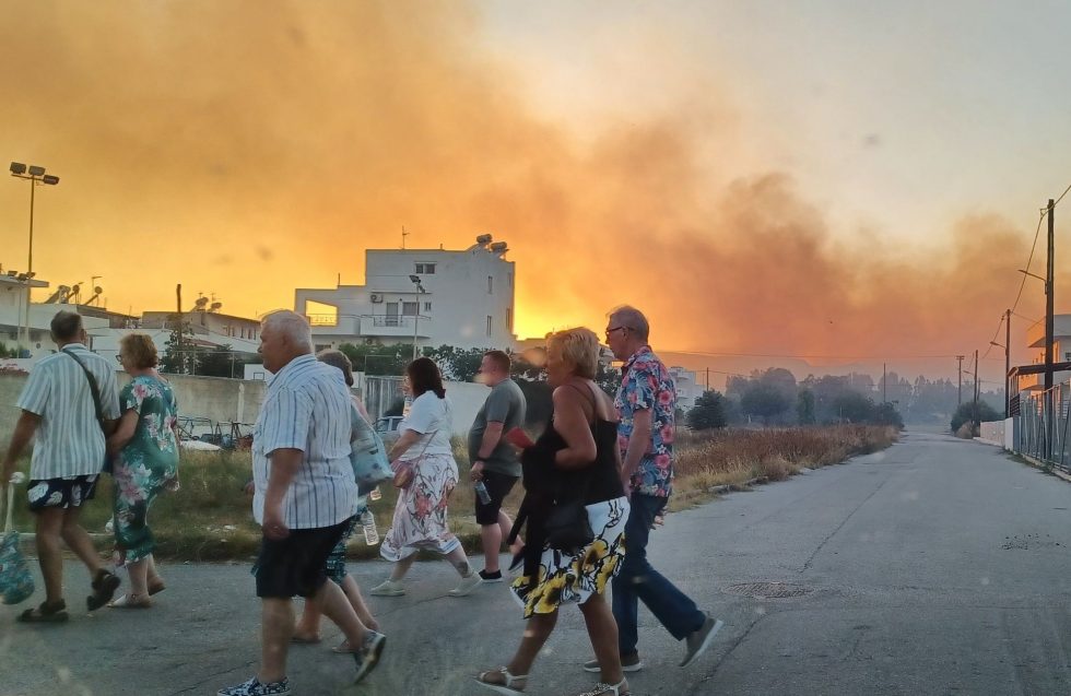 Δύσκολη νύχτα στη Κω – Απομακρύνονται κάτοικοι και τουρίστες από την Καρδάμαινα – Εκκενώνονται ξενοδοχεία