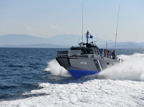 Βυθίστηκε το ιστιοφόρο στη Σαντορίνη – Σώοι οι 3 επιβαίνοντες