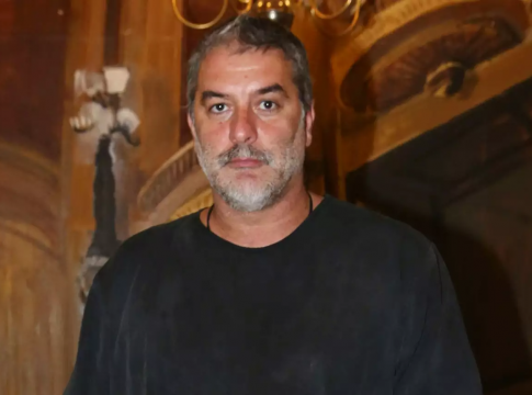 Ο Μπισμπίκης κάνει αποτρίχωση σε πρόσωπο, αυτιά και ρουθούνια και το ανεβάζει live στο Instagram