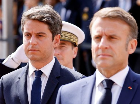 Εμανουέλ Μακρόν: Θα κάνει δεκτή την παραίτηση του Ατάλ – Τα σενάρια της επόμενης μέρας στη Γαλλία