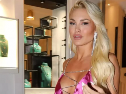 «Τσάκωσαν» την Αλεξάνδρα Παναγιώταρου να κάνει σεξ σε τουαλέτα σινεμά (Vid)