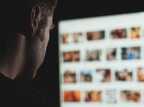 Την εκβίασαν με βίντεο όπου ήταν γυμνή και όταν δεν τους πλήρωσε την εκδικήθηκαν