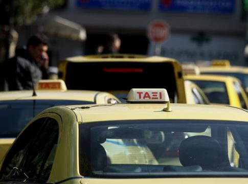 Ταξί: 24ωρη απεργία σήμερα ενάντια στο «ξεπούλημα του μεταφορικού έργου»