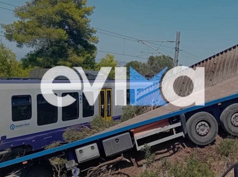 Αυλίδα: Σύγκρουση τρένου με φορτηγό – Επιχείρηση απεγκλωβισμού 130 επιβατών