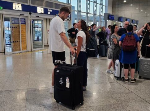 Νικόλ Ελευθεριάδου και Σάσα Βεζένκοφ μαζί στην αναχώρηση της Εθνικής ομάδας