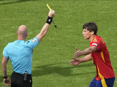 Χωρίς τη μισή άμυνα, λόγω καρτών, στον ημιτελικό η Ισπανία