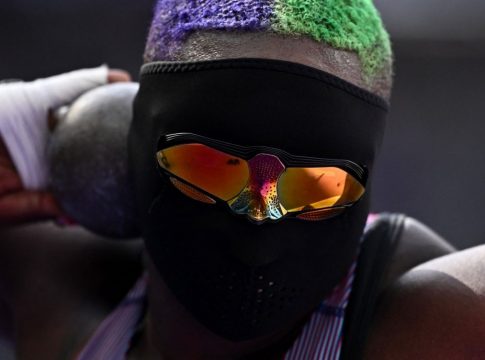 Raven Saunders: Ποια είναι η αμερικανίδα σφαιροβόλος που αγωνίζεται με full face και γυαλιά;