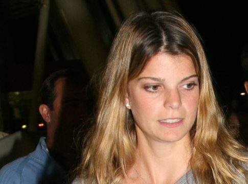 Σνομπάρει μέχρι και τα ελληνικά στη Μύκονο η Αθηνά Ωνάση – Γιατί δεν θέλει να έχει την παραμικρή σχέση με την Ελλάδα