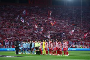 &Tau;&rho;&epsilon;&iota;&sigmaf; &mu;ή&nu;&epsilon;&sigmaf; &pi;&alpha;&rho;ά &mu;&iota;&alpha; &mu;έ&rho;&alpha;, &alpha;&pi;ό &mu;&iota;&alpha; &alpha;&xi;έ&chi;&alpha;&sigma;&tau;&eta; &beta;&rho;&alpha;&delta;&iota;ά