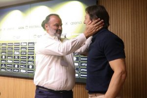 &Alpha;&pi;ό &tau;&omicron; &laquo;Levantate Matias&raquo; &kappa;&alpha;&iota; &tau;&omicron; &laquo;&delta;έ&sigma;&tau;&epsilon; &zeta;ώ&nu;&epsilon;&sigmaf;&raquo; &sigma;&tau;&eta;&nu; &sigma;&kappa;&lambda;&eta;&rho;ή &pi;&rho;&alpha;&gamma;&mu;&alpha;&tau;&iota;&kappa;ό&tau;&eta;&tau;&alpha;&hellip; (vids)