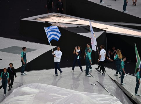 Οι σημαιοφόροι Καραλής και Πλατανιώτη μπήκαν περήφανοι με την ελληνική σημαία στο «Stade de France» (pics & vids)