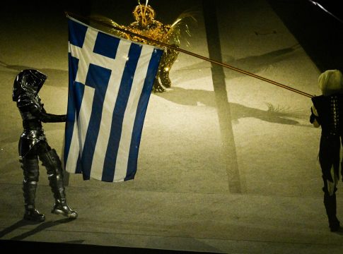 Ανατριχίλα: Η ελληνική σημαία και ο ελληνικός εθνικός ύμνος στην τελετή λήξης (pic & vid)