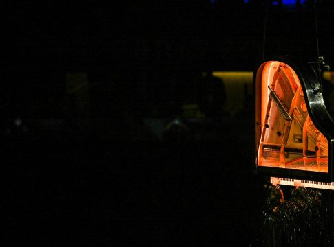 Ο Ύμνος στον Απόλλωνα από «αιωρούμενο» πιανίστα και η Θεά Νίκη σε κεντρική θέση (vids)