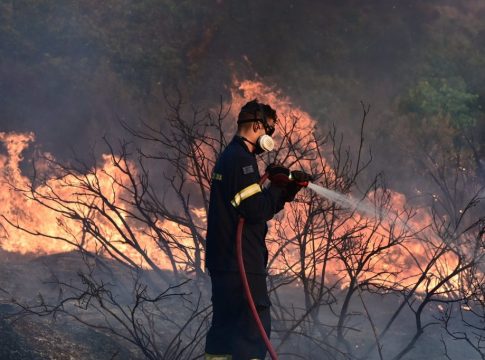 Φωτιά στην Αττική: Ανεξέλεγκτο το πύρινο μέτωπο