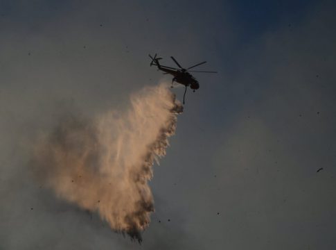 Φωτιά στην Αττική: Μάχη με αναζωπυρώσεις και διάσπαρτες εστίες