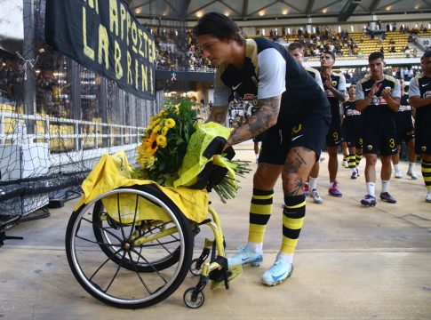 Συγκλονιστική στιγμή στην «Opap Arena»: Οι παίκτες της ΑΕΚ άφησαν ανθοδέσμη στο καροτσάκι του Ξηροκώστα (vid)