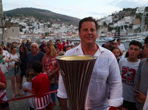 Στην Ύδρα μέλος του Δ.Σ του Ερυθρού Αστέρα, φωτογραφήθηκε με την κούπα του Conference League (pic)