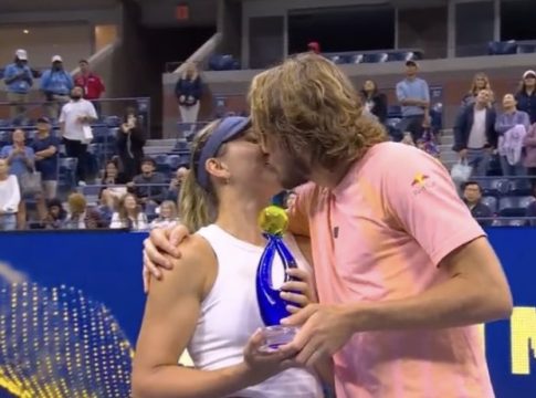 Το φιλί του Τσιτσιπά στην Μπαντόσα μετά από την κατάκτηση του πρώτου τους τίτλου ως ζευγάρι