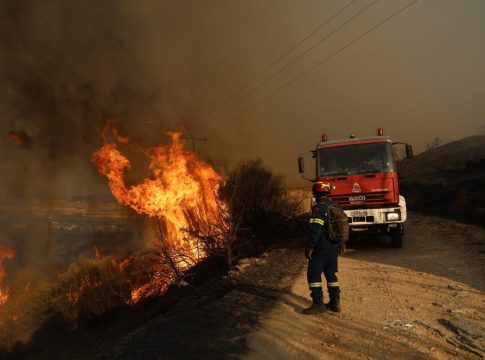 Φωτιά στην Εύβοια: Στη μάχη με τις φλόγες συνδράμουν και ρουμάνοι πυροσβέστες