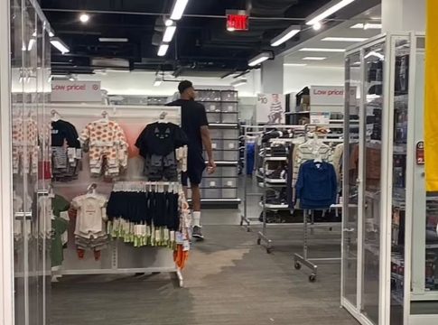 Ο Γιάννης Αντετοκούνμπο ψωνίζει από πολυκατάστημα με προσφορές (pic)