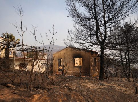 Φωτιά στην Αττική: Πώς έφτασαν οι φλόγες στο Χαλάνδρι – Τι είπε ο δήμαρχος για τη νεκρή εργαζόμενη