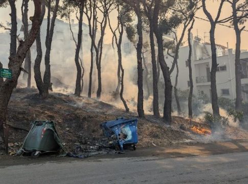 Η Αττική σε πύρινο κλοιό: Καίγονται σπίτια – Συνεχής ενημέρωση