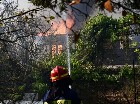 Φωτιά: Σε «κόκκινο» συναγερμό για δεύτερο 24ωρο – Δεν βοηθούν οι καιρικές συνθήκες