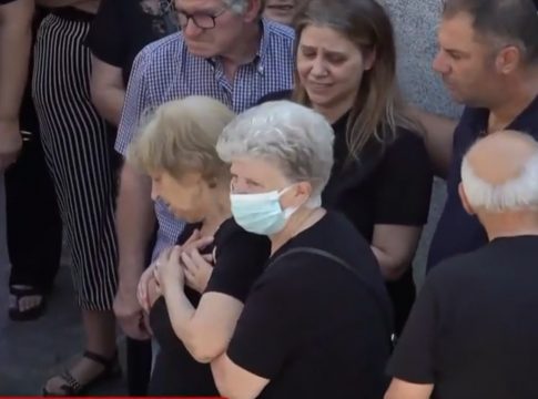 Τσίμπημα αράχνης: Οδύνη στην κηδεία του 48χρονου – Τραγικές φιγούρες η μητέρα και η αδερφή του