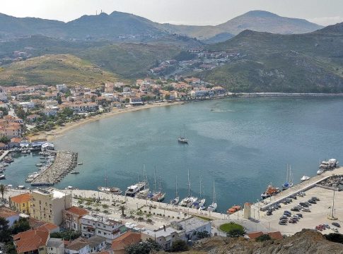 Λήμνος: Το «καψόνι» των ηλεκτρικών αυτοκινήτων – Οδηγός κόβει βόλτες έξω από το πλοίο προτού μπει