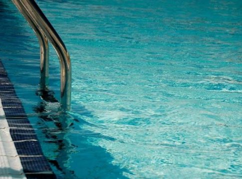 Πνίγηκε ενώ κολυμπούσε στην πισίνα με τα άλλα παιδιά – Συγκλονίζουν τα νέα στοιχεία για τον θάνατο της 8χρονης