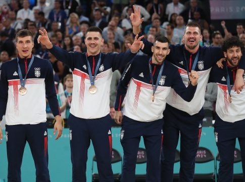 Οι Σέρβοι διεθνείς ξεσάλωσαν με μπύρες και τραγούδια μετά από την κατάκτηση του χάλκινου μεταλλίου (vids)