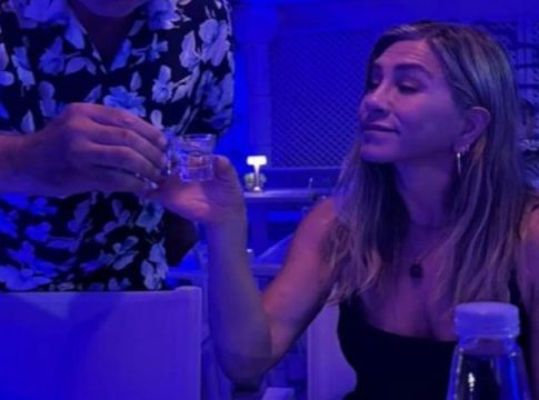 «Γερό ποτήρι» το πιο διάσημο φιλαράκι: «Κατεβάζει» σφηνάκια η Τζένιφερ Άνιστον στις διακοπές της στην Κέρκυρα