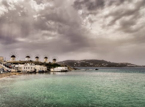 Καιρός: Πού θα βρέξει σήμερα Τετάρτη (28/8) – Ξεκινάει τριήμερο με καταιγίδες