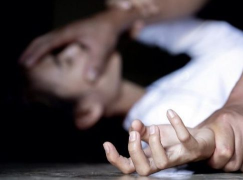 Αλεξανδρούπολη: Έσπασε το χέρι της συντρόφου του και έβαλε φωτιά στον καναπέ που καθόταν